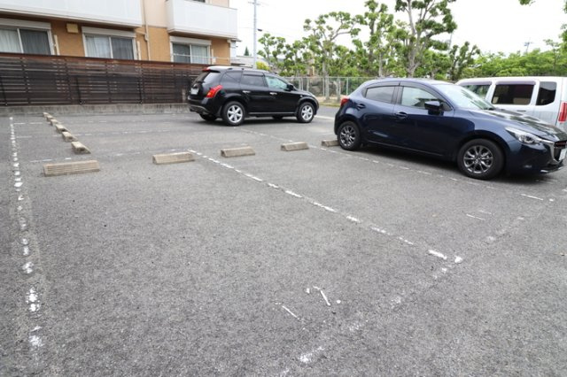 リビングタウン西崎 A棟の駐車場