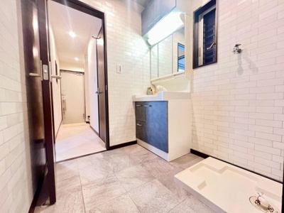 【洗面所】 | 東加賀屋４丁目　中古一戸建 | 【洗面台】ゆとりのある洗面室ですよ！シャワー付洗面台で朝の身支度もスムーズにできますね♪