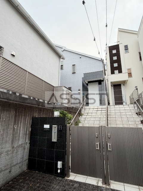 柿の木坂戸建てのエントランス