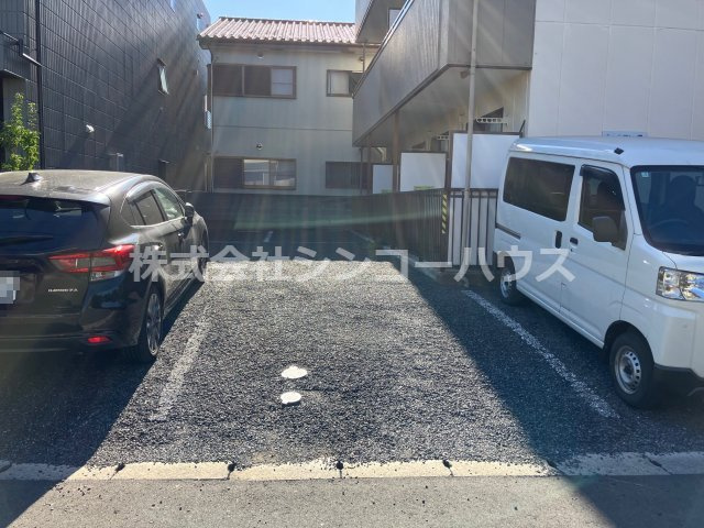 【駐車場】 | シャルマン堤 | 敷地内駐車場普通車2台（1台5,000円/月）、軽自動車2台（1台4,000円/月）。軽自動車用1台分空き有り。