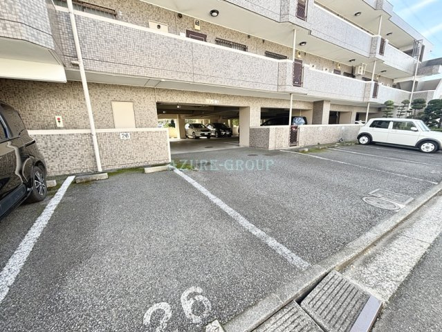サンセリテ長坂の駐車場
