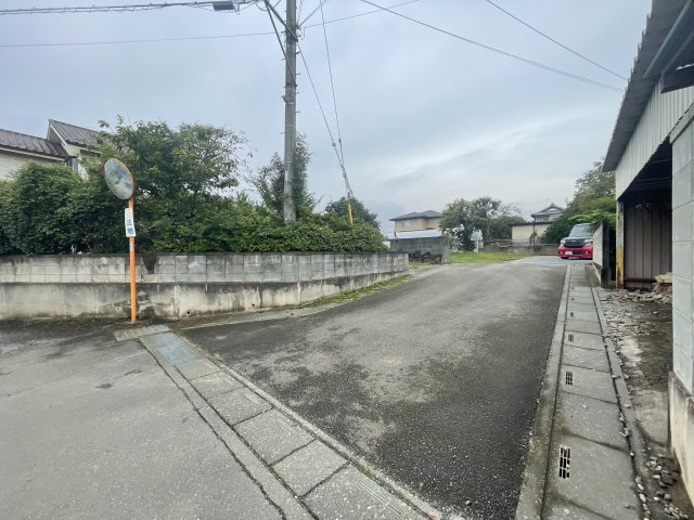 -三丁目不動産-　深谷市榛沢新田　売土地の前面道路含む現地写真