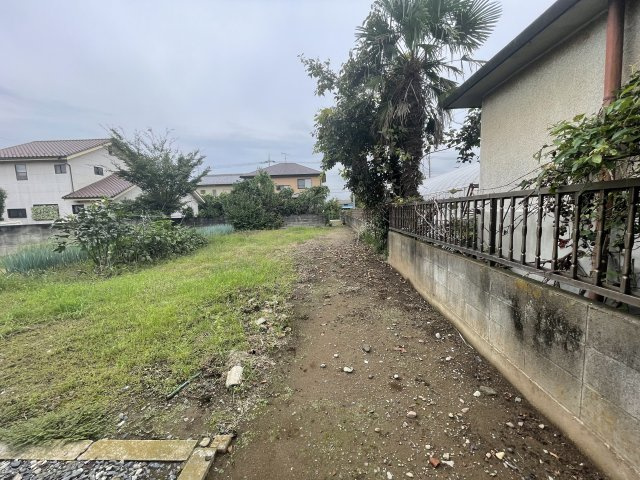 -三丁目不動産-　深谷市榛沢新田　売土地の前面道路含む現地写真