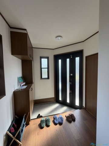 厚木市愛名　中古戸建の玄関