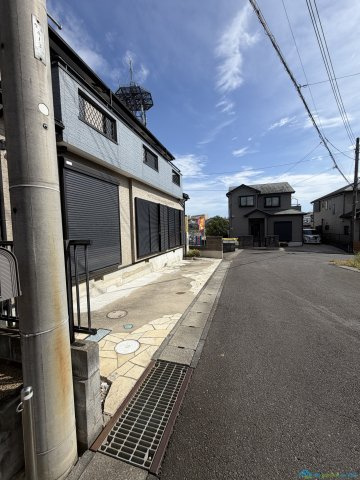 厚木市愛名　中古戸建の前面道路含む現地写真