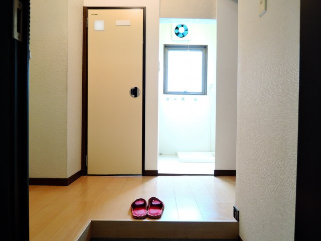 クリスタルコートの玄関