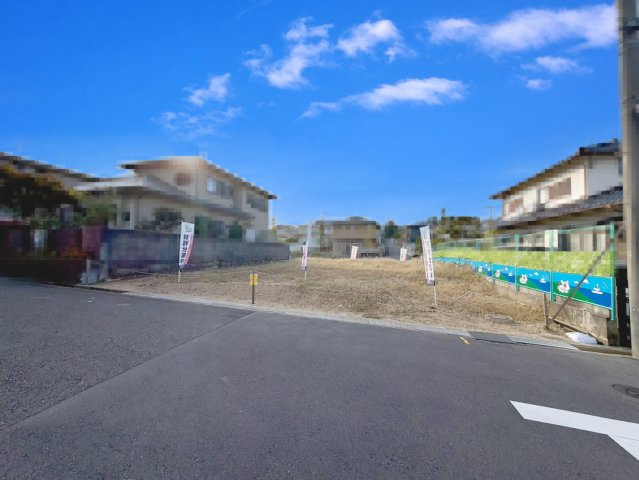 【前面道路含む現地写真】 | 大阪狭山市大野台3丁目　建築条件無し売土地♪ | 【現地写真】
276.47㎡約83.63坪の広々とした土地♪
前面道路約4m！
理想の住まいを自由に叶えられる建築条件無し売り土地♪