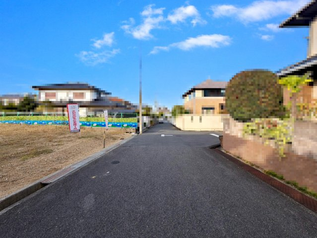 【前面道路含む現地写真】 | 大阪狭山市大野台3丁目　建築条件無し売土地♪ | 【現地写真】
276.47㎡約83.63坪の広々とした土地♪
前面道路約4m！
理想の住まいを自由に叶えられる建築条件無し売り土地♪