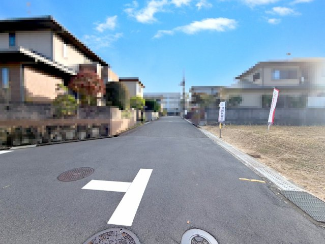 【前面道路含む現地写真】 | 大阪狭山市大野台3丁目　建築条件無し売土地♪ | 【現地写真】
276.47㎡約83.63坪の広々とした土地♪
前面道路約4m！
理想の住まいを自由に叶えられる建築条件無し売り土地♪