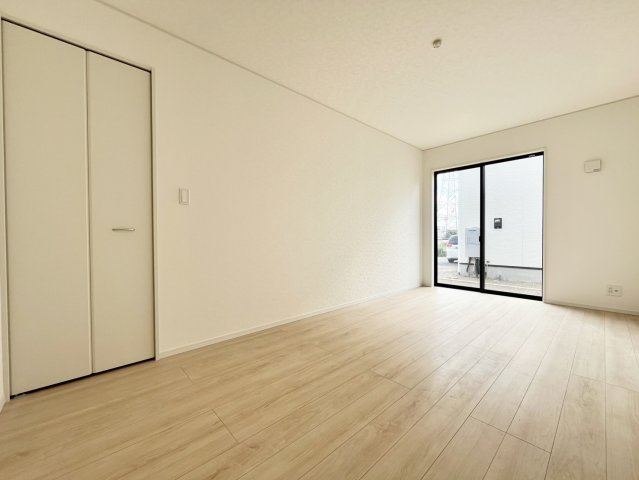 【Cradle Garden】　筑西市二木成　第２　全4邸の洋室|〇４号棟　洋室　8.2帖〇
ウォークインクローゼット付きの主寝室♪大きなベッドを置いてもゆとりのある広さです（＾＾）
2026年10月撮影