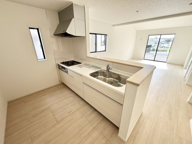 【Cradle Garden】　筑西市二木成　第２　全4邸のキッチン|〇４号棟　キッチン〇
自然光で明るい対面キッチン♪広々しているので、ご夫婦で会話を楽しみながらお料理をすることができます。
2026年10月撮影