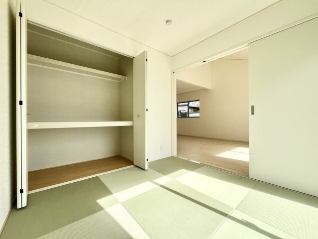 【Cradle Garden】　筑西市二木成　第２　全4邸の和室|〇４号棟　和室　4.5帖〇
リビングと続き間の和室です。日差しが注ぎ、心地よい空間です（＾＾）
2026年10月撮影