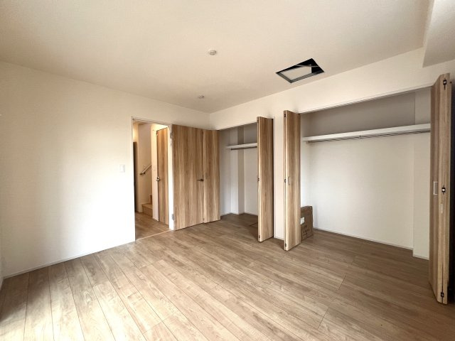 住み心地でいったら１００点満点なのでは！？間取りやデザインがちょっとずつ違う全７棟！選べるのは早い者勝ち☆写真は２階リビングに畳のロフト◎めちゃめちゃイケてる～！【旭区下川井町】新築戸建の洋室|個人の部屋や寝室として使える洋室です