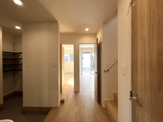 住み心地でいったら１００点満点なのでは！？間取りやデザインがちょっとずつ違う全７棟！選べるのは早い者勝ち☆写真は２階リビングに畳のロフト◎めちゃめちゃイケてる～！【旭区下川井町】新築戸建の内装|中はこのようになっています
