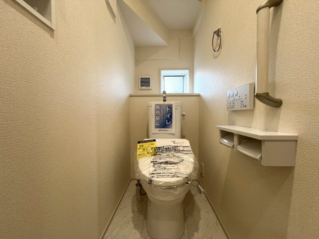 住み心地でいったら１００点満点なのでは！？間取りやデザインがちょっとずつ違う全７棟！選べるのは早い者勝ち☆写真は２階リビングに畳のロフト◎めちゃめちゃイケてる～！【旭区下川井町】新築戸建のトイレ|清潔感のあるトイレです