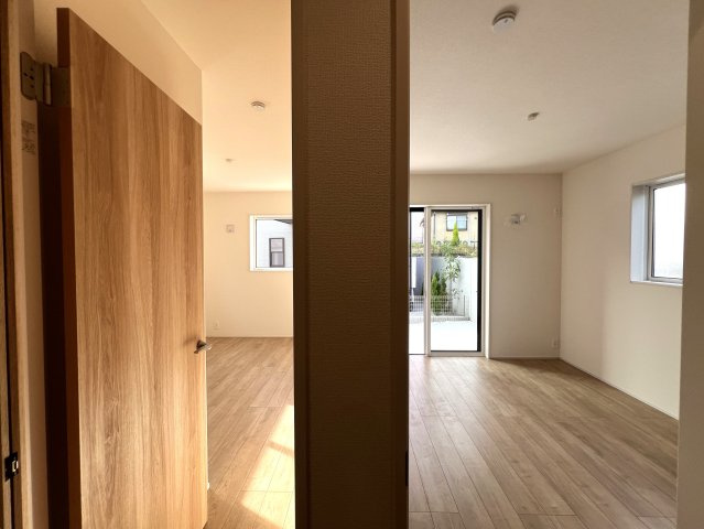 住み心地でいったら１００点満点なのでは！？間取りやデザインがちょっとずつ違う全７棟！選べるのは早い者勝ち☆写真は２階リビングに畳のロフト◎めちゃめちゃイケてる～！【旭区下川井町】新築戸建の内装|明るい室内です