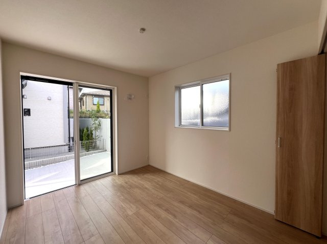 住み心地でいったら１００点満点なのでは！？間取りやデザインがちょっとずつ違う全７棟！選べるのは早い者勝ち☆写真は２階リビングに畳のロフト◎めちゃめちゃイケてる～！【旭区下川井町】新築戸建の洋室|ゆったりした洋室です