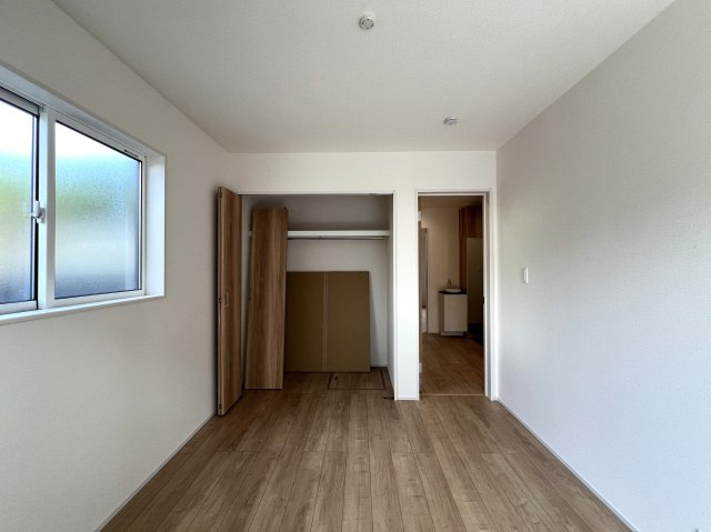 住み心地でいったら１００点満点なのでは！？間取りやデザインがちょっとずつ違う全７棟！選べるのは早い者勝ち☆写真は２階リビングに畳のロフト◎めちゃめちゃイケてる～！【旭区下川井町】新築戸建の洋室|スタンダードな洋室です