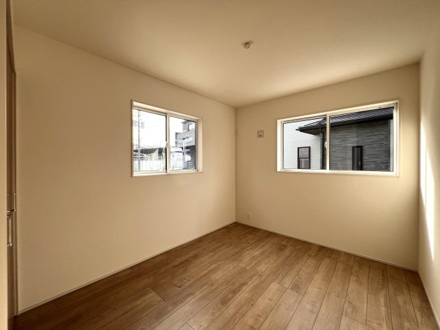 住み心地でいったら１００点満点なのでは！？間取りやデザインがちょっとずつ違う全７棟！選べるのは早い者勝ち☆写真は２階リビングに畳のロフト◎めちゃめちゃイケてる～！【旭区下川井町】新築戸建の洋室|使い勝手のいい洋室です