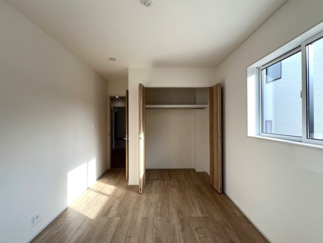 住み心地でいったら１００点満点なのでは！？間取りやデザインがちょっとずつ違う全７棟！選べるのは早い者勝ち☆写真は２階リビングに畳のロフト◎めちゃめちゃイケてる～！【旭区下川井町】新築戸建の洋室|洋室です