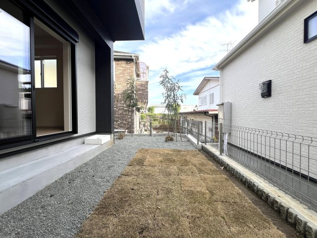 住み心地でいったら１００点満点なのでは！？間取りやデザインがちょっとずつ違う全７棟！選べるのは早い者勝ち☆写真は２階リビングに畳のロフト◎めちゃめちゃイケてる～！【旭区下川井町】新築戸建の庭|お庭です