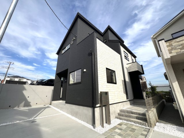 住み心地でいったら１００点満点なのでは！？間取りやデザインがちょっとずつ違う全７棟！選べるのは早い者勝ち☆写真は２階リビングに畳のロフト◎めちゃめちゃイケてる～！【旭区下川井町】新築戸建の外観|外はこのようになっています