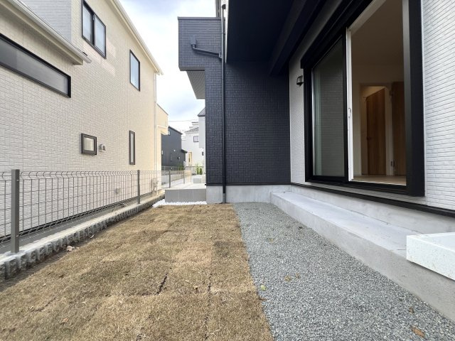 住み心地でいったら１００点満点なのでは！？間取りやデザインがちょっとずつ違う全７棟！選べるのは早い者勝ち☆写真は２階リビングに畳のロフト◎めちゃめちゃイケてる～！【旭区下川井町】新築戸建の庭|お庭で自由な時間を過ごせます