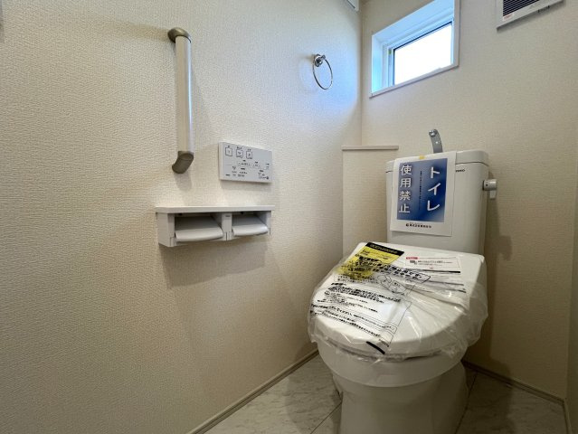 住み心地でいったら１００点満点なのでは！？間取りやデザインがちょっとずつ違う全７棟！選べるのは早い者勝ち☆写真は２階リビングに畳のロフト◎めちゃめちゃイケてる～！【旭区下川井町】新築戸建のトイレ|シンプルで使いやすいトイレです