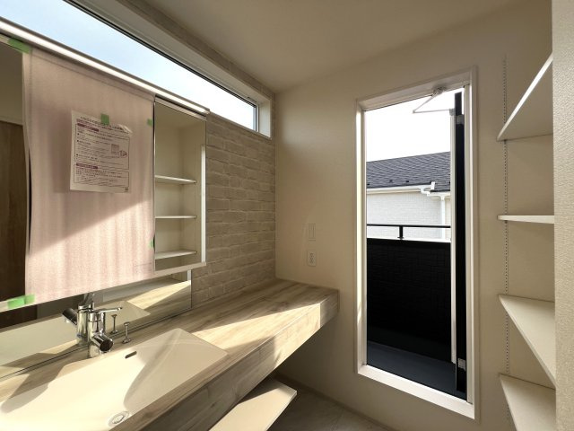 住み心地でいったら１００点満点なのでは！？間取りやデザインがちょっとずつ違う全７棟！選べるのは早い者勝ち☆写真は２階リビングに畳のロフト◎めちゃめちゃイケてる～！【旭区下川井町】新築戸建の独立洗面台|朝の支度にも助かる、独立の洗髪洗面化粧台