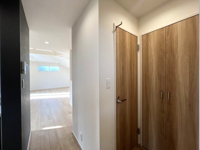 住み心地でいったら１００点満点なのでは！？間取りやデザインがちょっとずつ違う全７棟！選べるのは早い者勝ち☆写真は２階リビングに畳のロフト◎めちゃめちゃイケてる～！【旭区下川井町】新築戸建の内装|おしゃれな内装です