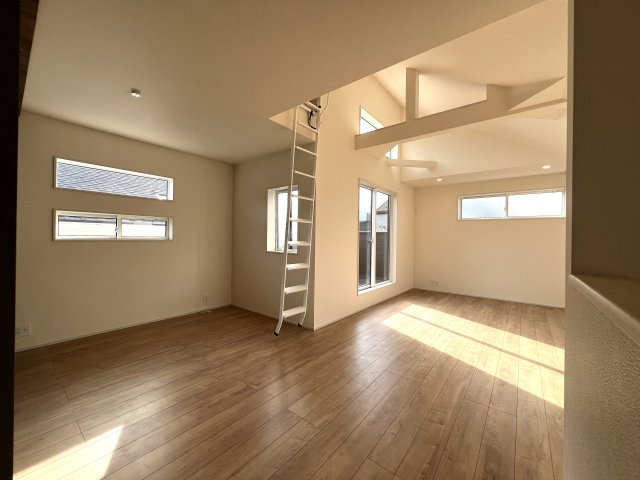 住み心地でいったら１００点満点なのでは！？間取りやデザインがちょっとずつ違う全７棟！選べるのは早い者勝ち☆写真は２階リビングに畳のロフト◎めちゃめちゃイケてる～！【旭区下川井町】新築戸建の居間・リビング|使いやすい居間です