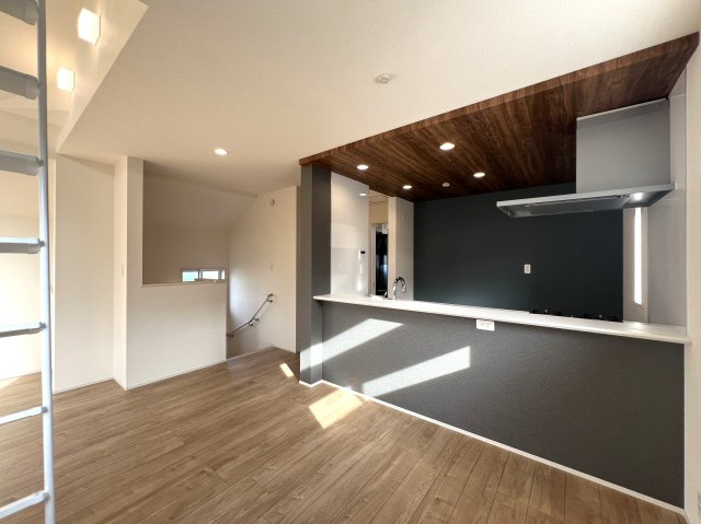 住み心地でいったら１００点満点なのでは！？間取りやデザインがちょっとずつ違う全７棟！選べるのは早い者勝ち☆写真は２階リビングに畳のロフト◎めちゃめちゃイケてる～！【旭区下川井町】新築戸建の居間・リビング|ゆったりとした居間です