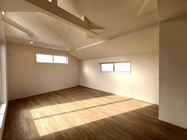 住み心地でいったら１００点満点なのでは！？間取りやデザインがちょっとずつ違う全７棟！選べるのは早い者勝ち☆写真は２階リビングに畳のロフト◎めちゃめちゃイケてる～！【旭区下川井町】新築戸建の居間・リビング|ゆったり過ごせるリビングです