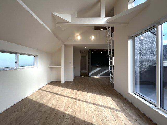 住み心地でいったら１００点満点なのでは！？間取りやデザインがちょっとずつ違う全７棟！選べるのは早い者勝ち☆写真は２階リビングに畳のロフト◎めちゃめちゃイケてる～！【旭区下川井町】新築戸建の居間・リビング|ゆったり過ごせるリビングです