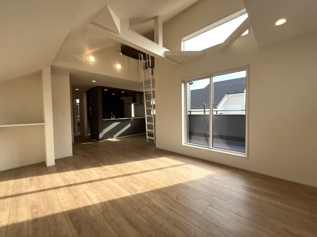 住み心地でいったら１００点満点なのでは！？間取りやデザインがちょっとずつ違う全７棟！選べるのは早い者勝ち☆写真は２階リビングに畳のロフト◎めちゃめちゃイケてる～！【旭区下川井町】新築戸建の居間・リビング|居間です