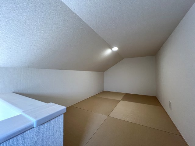 住み心地でいったら１００点満点なのでは！？間取りやデザインがちょっとずつ違う全７棟！選べるのは早い者勝ち☆写真は２階リビングに畳のロフト◎めちゃめちゃイケてる～！【旭区下川井町】新築戸建の和室|趣のある和室です