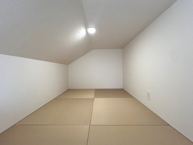 住み心地でいったら１００点満点なのでは！？間取りやデザインがちょっとずつ違う全７棟！選べるのは早い者勝ち☆写真は２階リビングに畳のロフト◎めちゃめちゃイケてる～！【旭区下川井町】新築戸建の和室|趣のある和室です