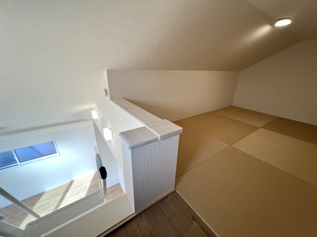 住み心地でいったら１００点満点なのでは！？間取りやデザインがちょっとずつ違う全７棟！選べるのは早い者勝ち☆写真は２階リビングに畳のロフト◎めちゃめちゃイケてる～！【旭区下川井町】新築戸建の和室|い草の香りが落ち着く素敵な和室です