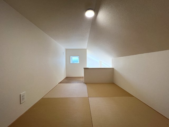 住み心地でいったら１００点満点なのでは！？間取りやデザインがちょっとずつ違う全７棟！選べるのは早い者勝ち☆写真は２階リビングに畳のロフト◎めちゃめちゃイケてる～！【旭区下川井町】新築戸建の和室|和室がひろがる居住スペース