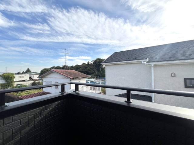 住み心地でいったら１００点満点なのでは！？間取りやデザインがちょっとずつ違う全７棟！選べるのは早い者勝ち☆写真は２階リビングに畳のロフト◎めちゃめちゃイケてる～！【旭区下川井町】新築戸建のバルコニー|外からの目が気にならないバルコニーで洗濯物が干せます