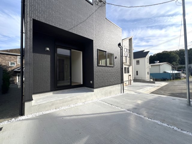 住み心地でいったら１００点満点なのでは！？間取りやデザインがちょっとずつ違う全７棟！選べるのは早い者勝ち☆写真は２階リビングに畳のロフト◎めちゃめちゃイケてる～！【旭区下川井町】新築戸建の駐車場|カースペースがあります