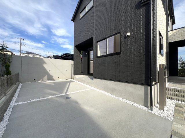住み心地でいったら１００点満点なのでは！？間取りやデザインがちょっとずつ違う全７棟！選べるのは早い者勝ち☆写真は２階リビングに畳のロフト◎めちゃめちゃイケてる～！【旭区下川井町】新築戸建の駐車場|駐車場の用意があります
