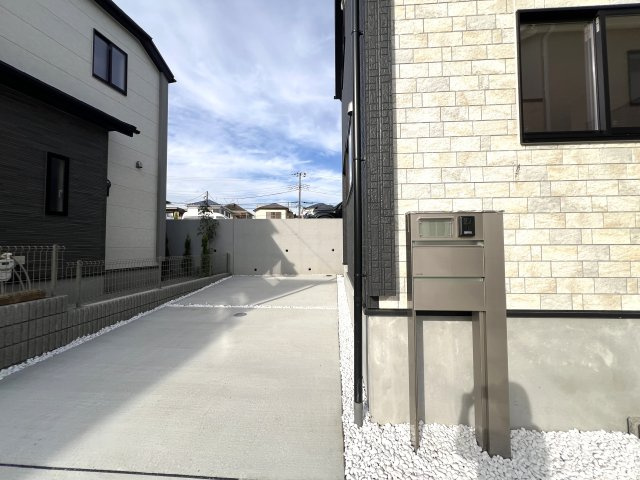 住み心地でいったら１００点満点なのでは！？間取りやデザインがちょっとずつ違う全７棟！選べるのは早い者勝ち☆写真は２階リビングに畳のロフト◎めちゃめちゃイケてる～！【旭区下川井町】新築戸建の外観|外観です