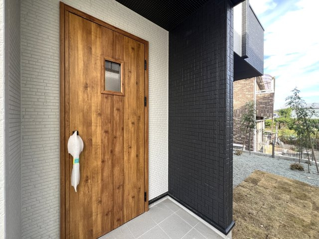 住み心地でいったら１００点満点なのでは！？間取りやデザインがちょっとずつ違う全７棟！選べるのは早い者勝ち☆写真は２階リビングに畳のロフト◎めちゃめちゃイケてる～！【旭区下川井町】新築戸建の玄関|毎日通る玄関はこちらです