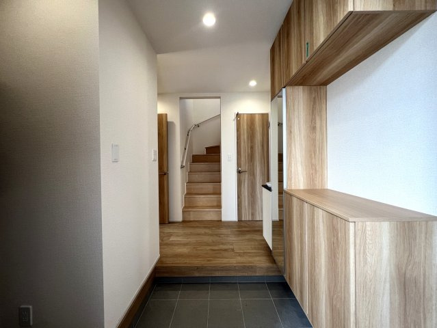 住み心地でいったら１００点満点なのでは！？間取りやデザインがちょっとずつ違う全７棟！選べるのは早い者勝ち☆写真は２階リビングに畳のロフト◎めちゃめちゃイケてる～！【旭区下川井町】新築戸建の玄関|玄関です