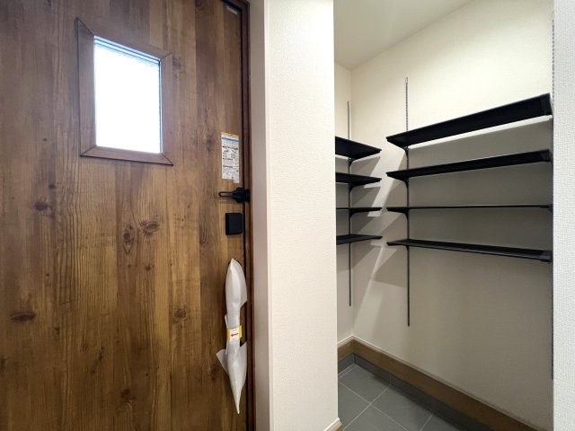 住み心地でいったら１００点満点なのでは！？間取りやデザインがちょっとずつ違う全７棟！選べるのは早い者勝ち☆写真は２階リビングに畳のロフト◎めちゃめちゃイケてる～！【旭区下川井町】新築戸建の玄関|落ち着いた玄関です