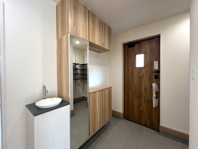 住み心地でいったら１００点満点なのでは！？間取りやデザインがちょっとずつ違う全７棟！選べるのは早い者勝ち☆写真は２階リビングに畳のロフト◎めちゃめちゃイケてる～！【旭区下川井町】新築戸建の玄関|きれいな玄関です