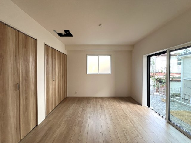 住み心地でいったら１００点満点なのでは！？間取りやデザインがちょっとずつ違う全７棟！選べるのは早い者勝ち☆写真は２階リビングに畳のロフト◎めちゃめちゃイケてる～！【旭区下川井町】新築戸建の洋室|スタンダードな洋室です