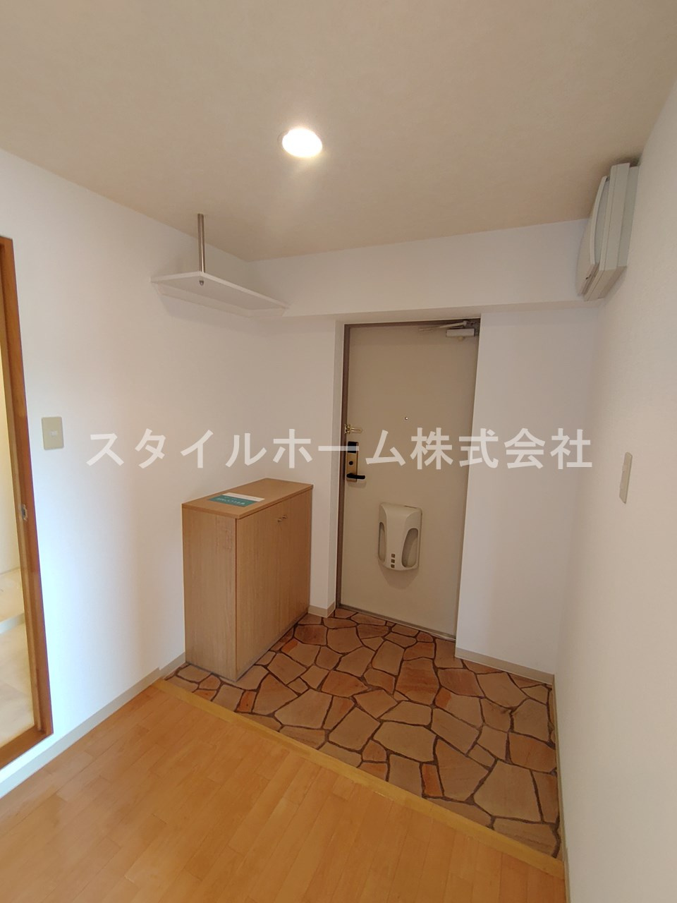 スターフィールドC館の玄関|同建物内別部屋の写真です。
