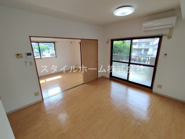 スターフィールドC館の居間・リビング|同建物内別部屋の写真です。